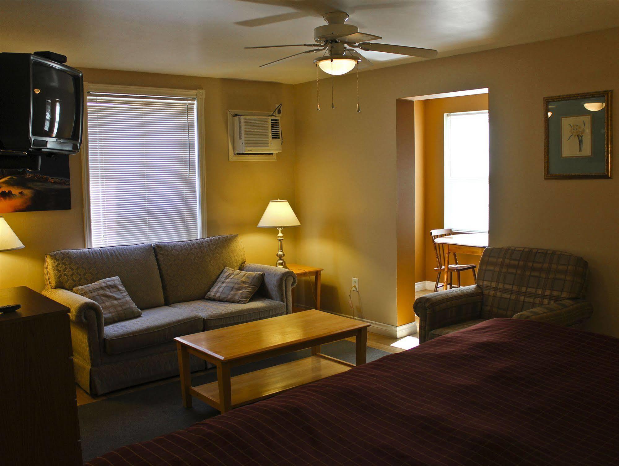 Midtown Motel & Suites Moncton Exterior photo